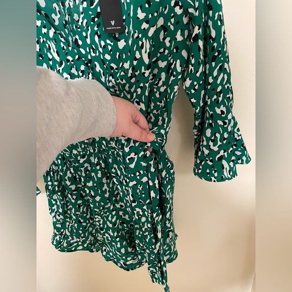 ✨NWT Lulus Make Moves Green and Black Print Flounce Sleeve Romper Size Small - Picture 10 of 15
